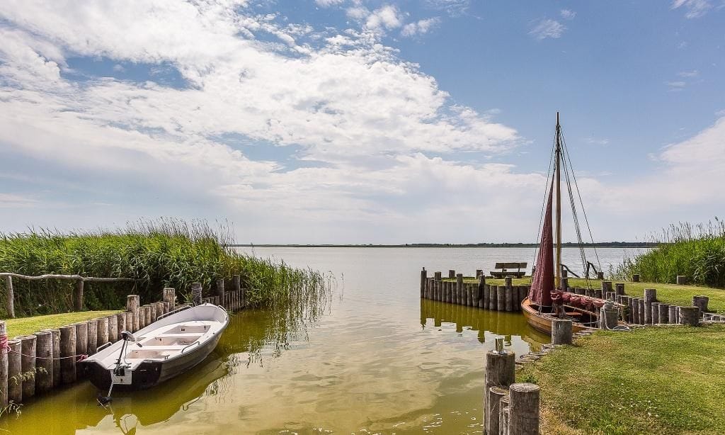 Bootsanleger mit zwei Booten am ruhigen Gewässer