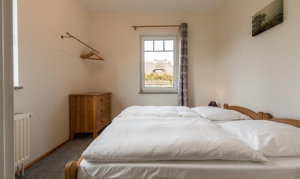 Schlafzimmer mit zwei Betten und Fenster