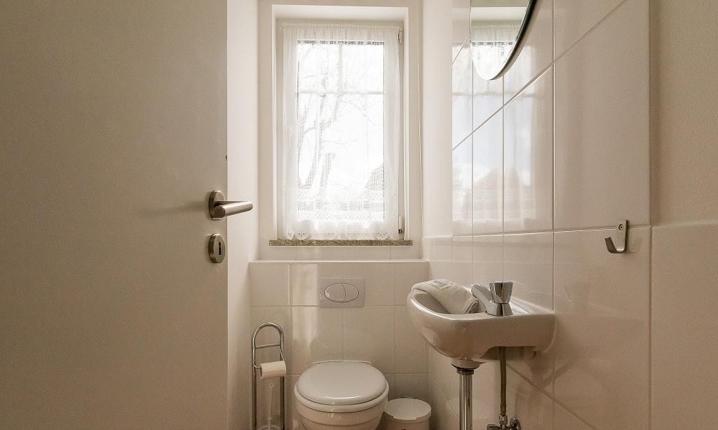 Modernes Badezimmer mit WC und Waschbecken