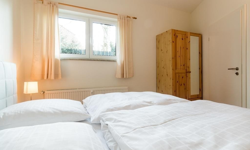 Helles Schlafzimmer mit Doppelbett