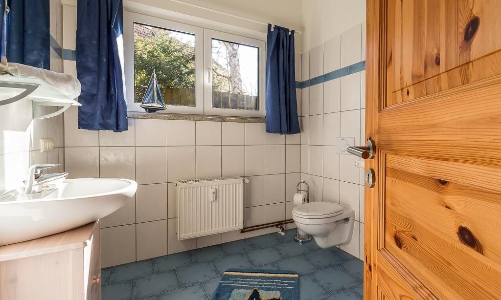 Helles Badezimmer mit Waschbecken und Toilette