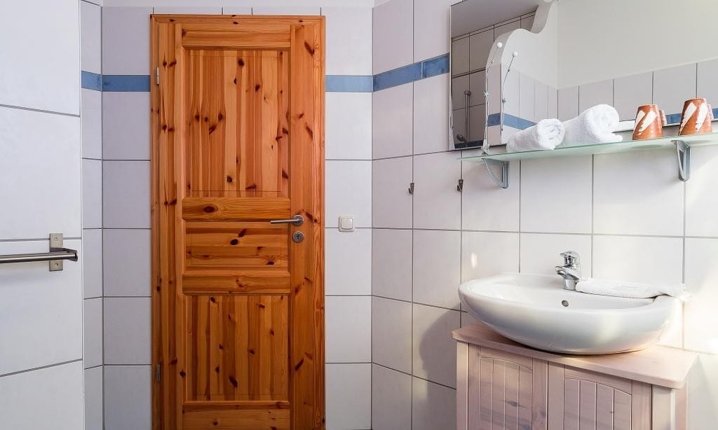 Badezimmer mit modernem Waschbecken und Holzdetails