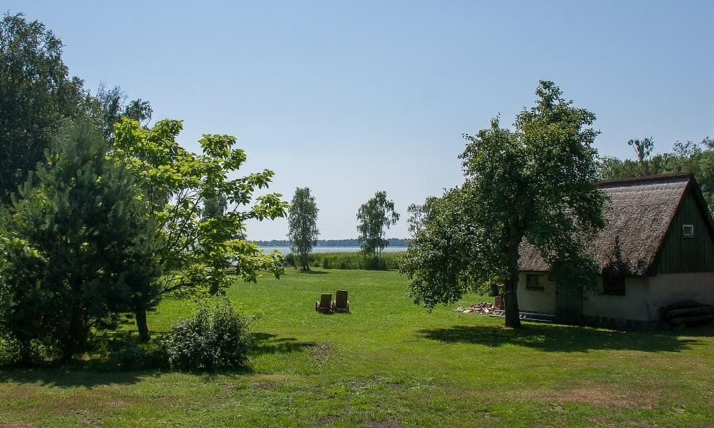 Vogelperspektive auf einen Garten mit Teich