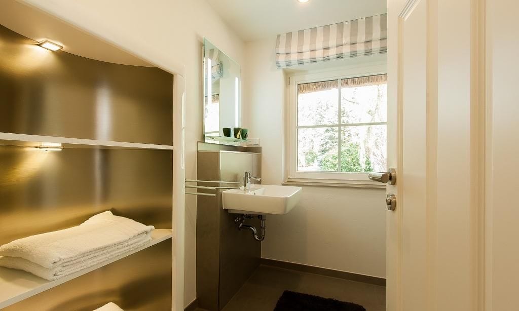 Modernes Badezimmer mit Waschbecken