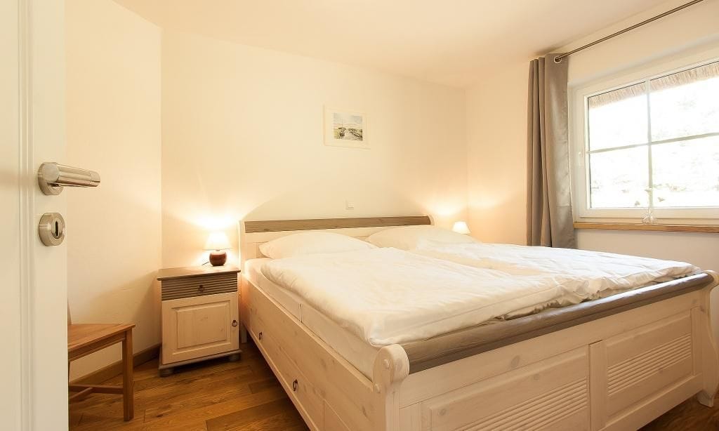 Helles Schlafzimmer mit Bett und Nachttischen