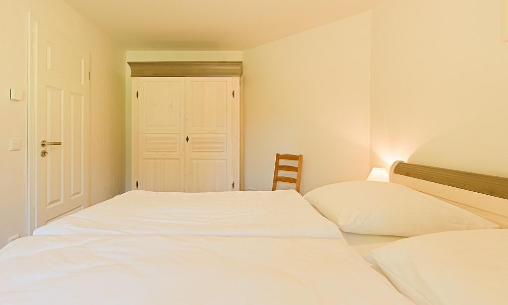 Schlafzimmer mit zwei Betten und Kleiderschrank