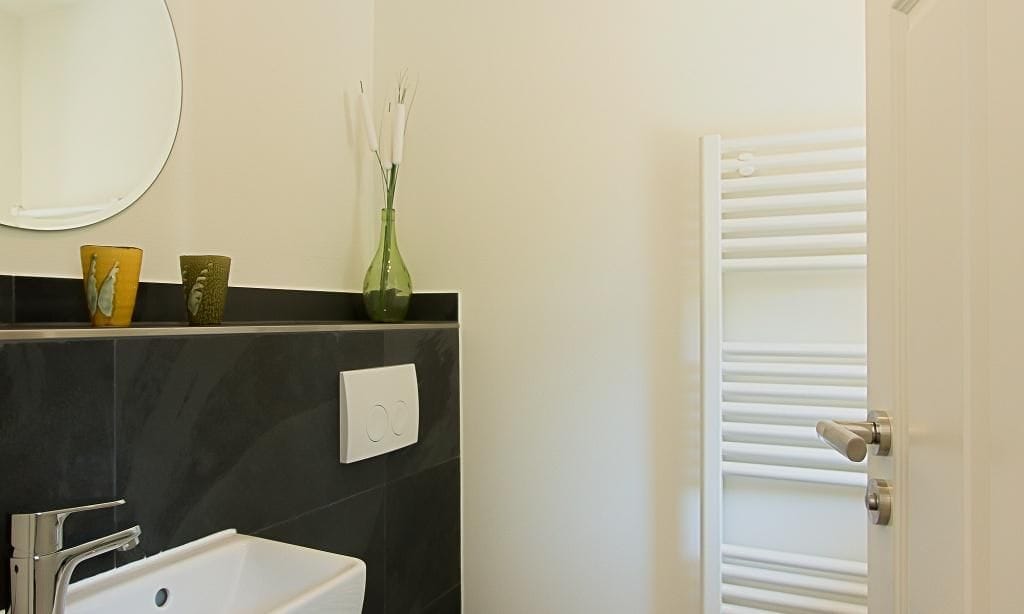 Modernes Badezimmer mit Handwaschbecken und Handtuchwärmer
