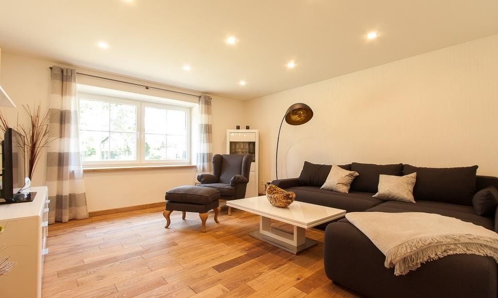 Helles Wohnzimmer mit Sofa und Tisch