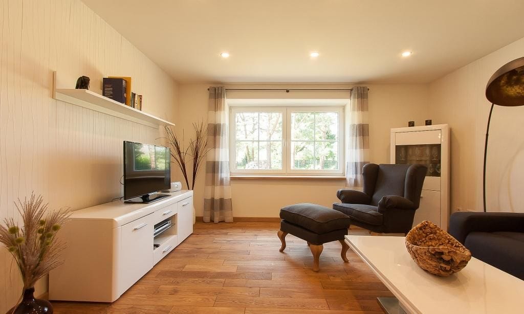Helles Wohnzimmer mit Sofa und Fernseher