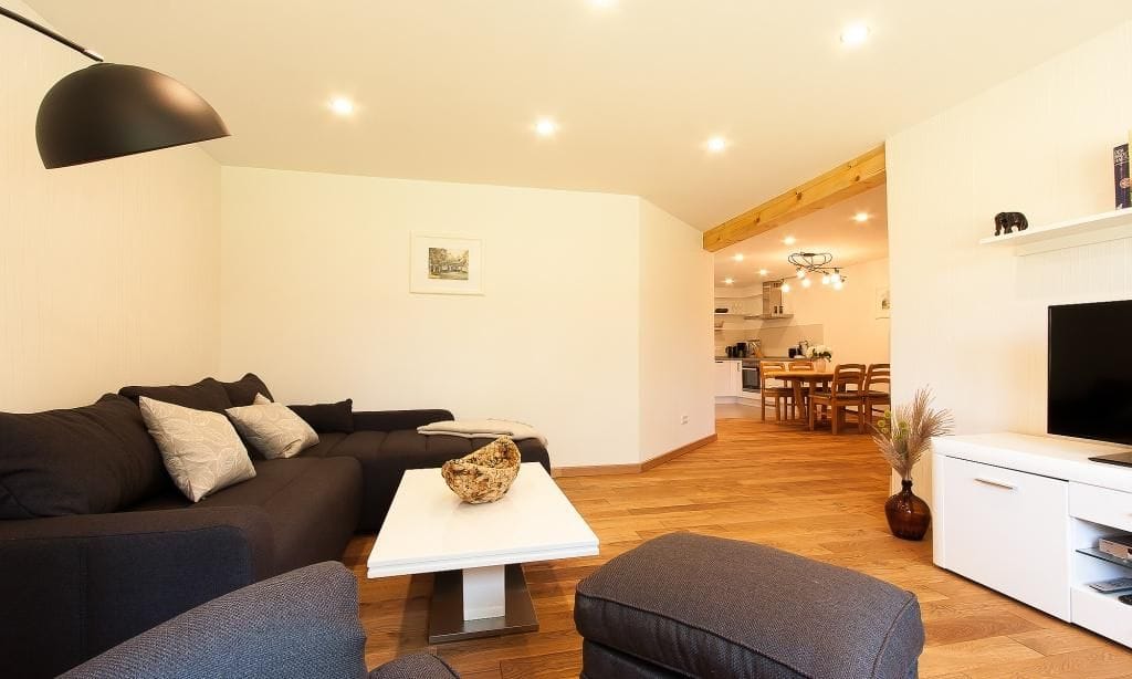 Wohnzimmer mit Sofa und Fernseher