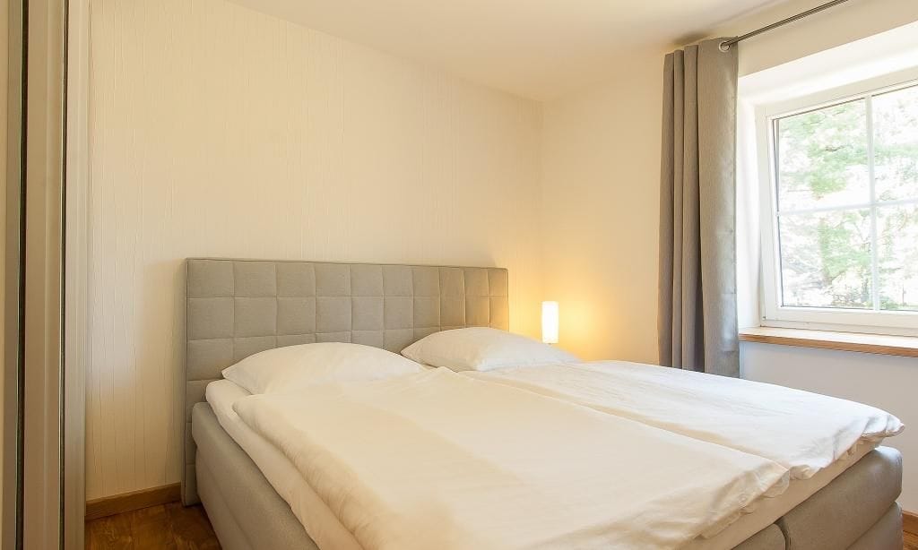 Schlafzimmer mit Doppelbett und Fenster