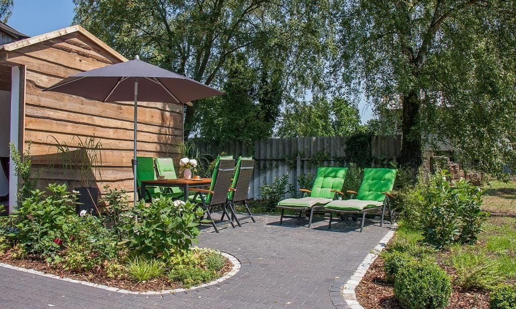 Terrasse mit Liegen und Esstisch