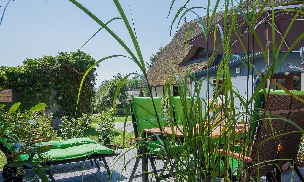 Terrasse mit Gartenmöbeln und Aussicht
