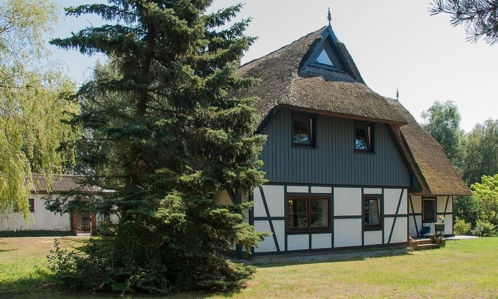 Außenansicht eines Hauses mit Reetdach