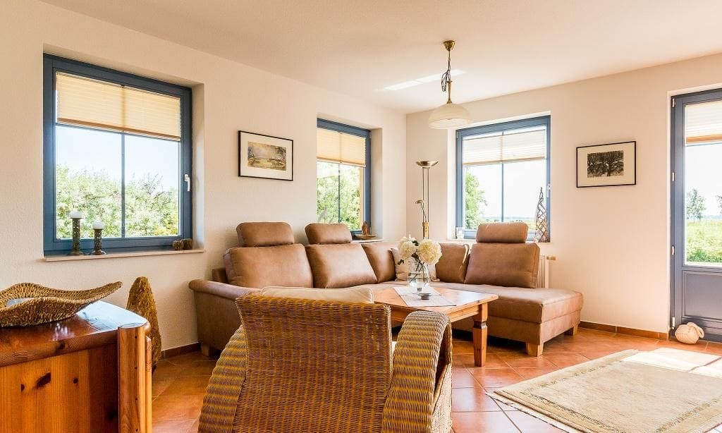 Helles Wohnzimmer mit Sofa und Sesseln