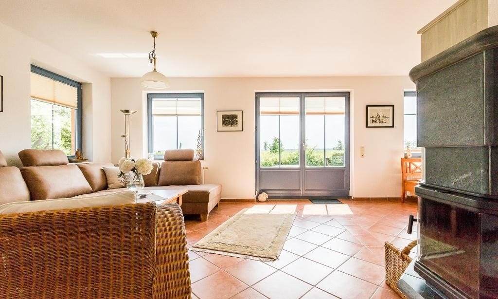 Heller Wohnraum mit Sofas und Kamin