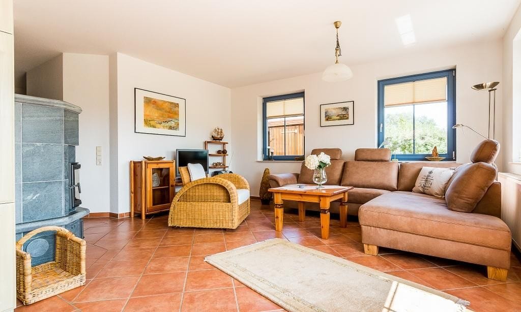 Helles Wohnzimmer mit bequemer Couch und Tisch