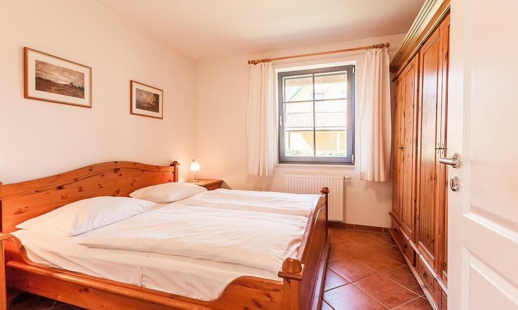 Schlafzimmer mit Doppelbett und Fenster