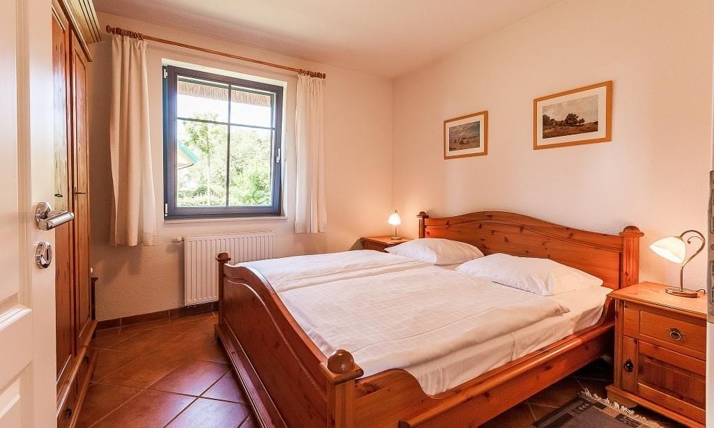 Gemütliches Schlafzimmer mit Doppelbett und Fenster