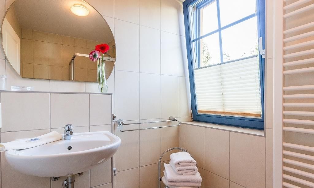 Badezimmer mit Waschbecken und Handtüchern