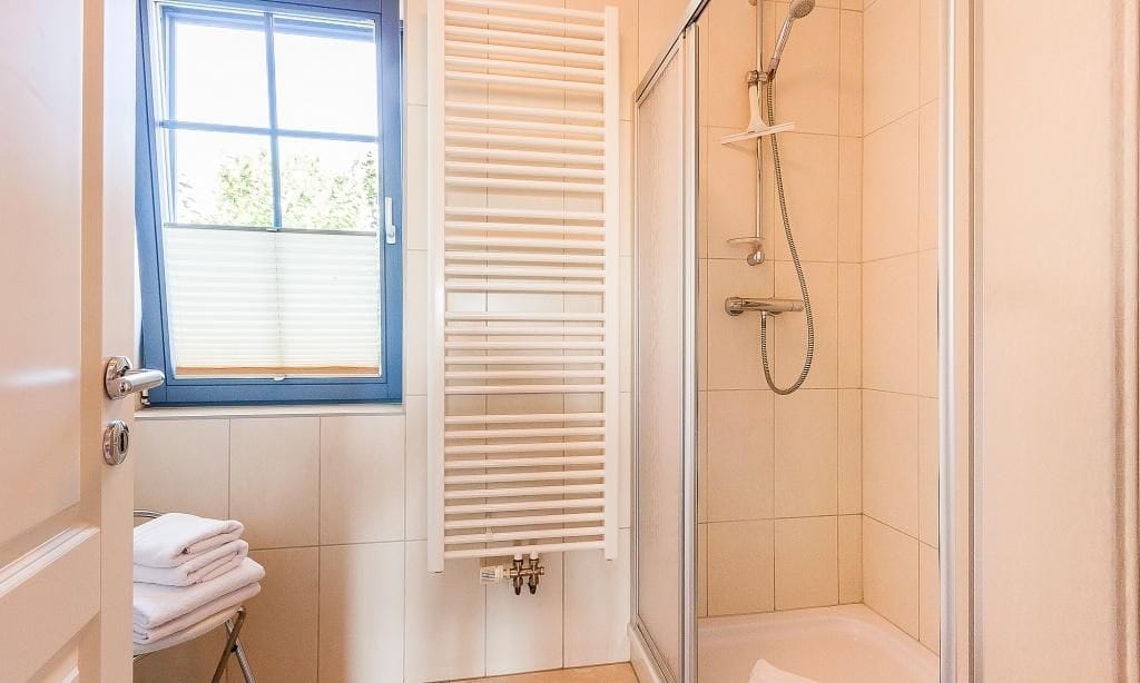 Modernes Badezimmer mit Dusche und Tageslicht