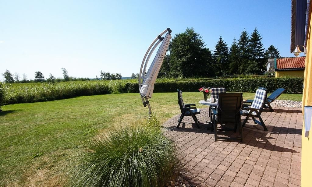 Terrasse mit Sitzbereich und Sonnenschirm