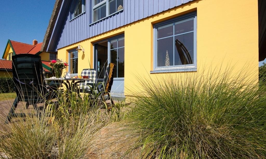 Terrasse mit Tisch und Stühlen