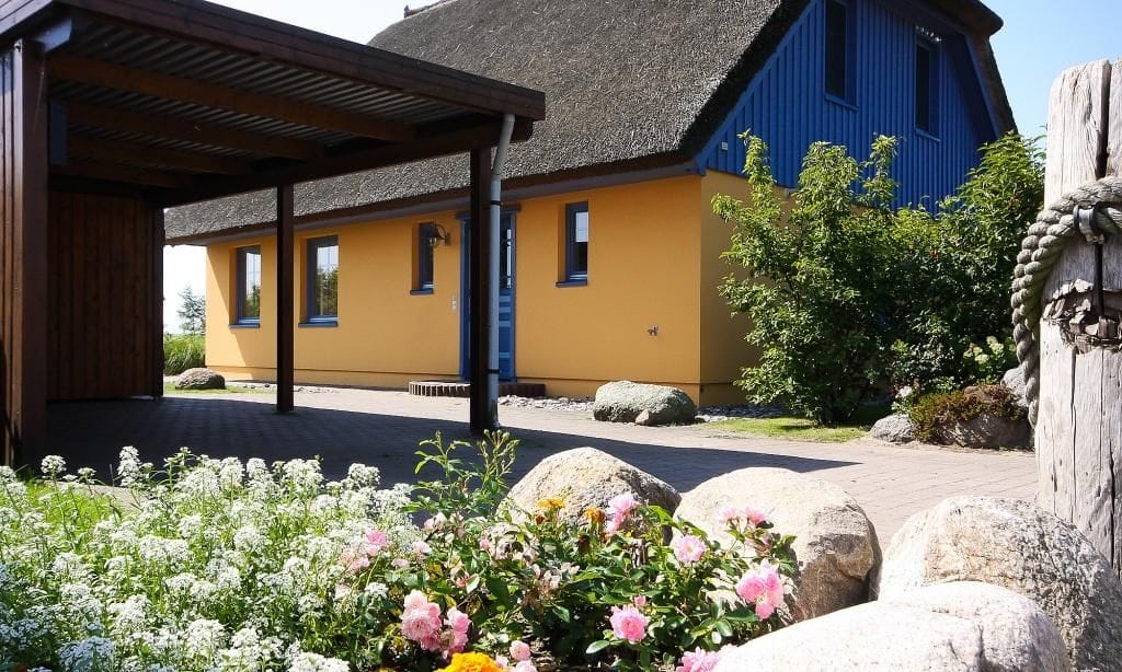Außenansicht eines charmanten Hauses mit Garten