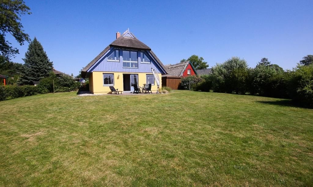 Außenansicht eines bunten Ferienhauses