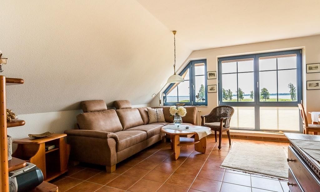 Gemütliches Wohnzimmer mit Sofa und Tisch