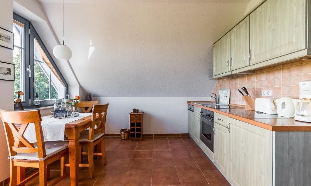 Küche mit modernem Design und Essbereich