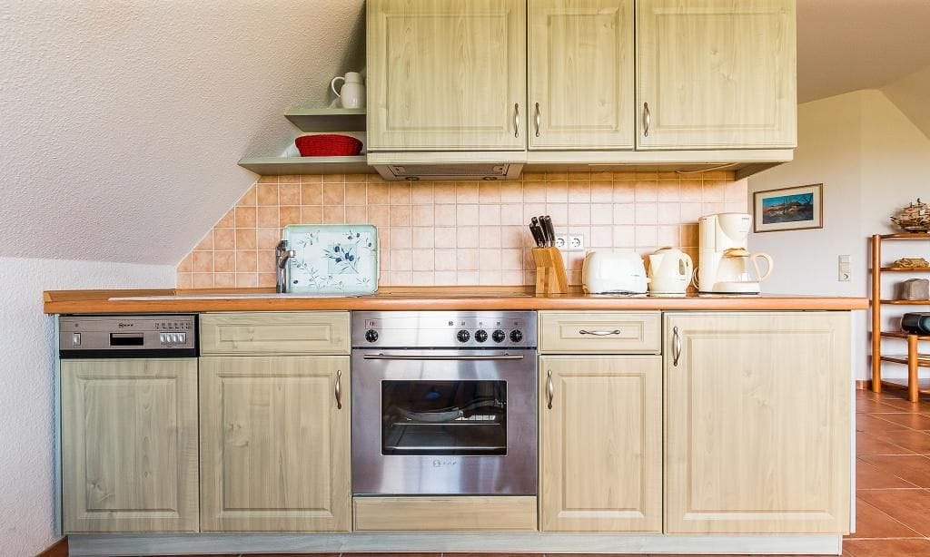 Küche mit Holzschränken und modernen Geräten