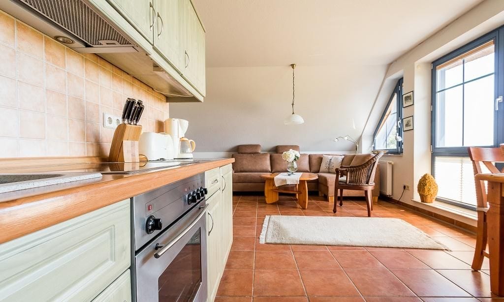 Wohnzimmer mit Sofa und moderner Küche