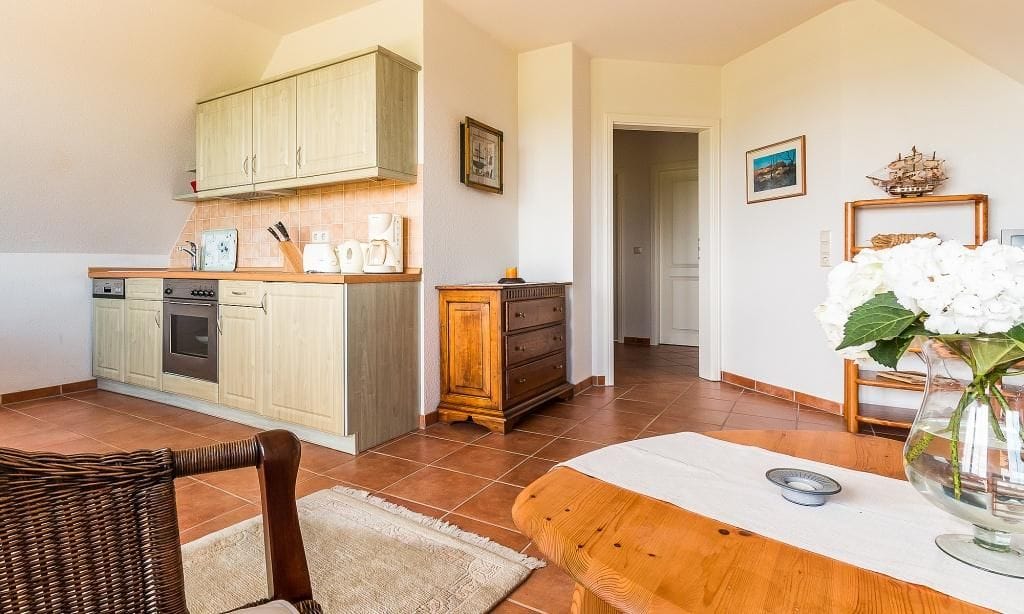 Moderne Küche mit Holzschränken und Esstisch