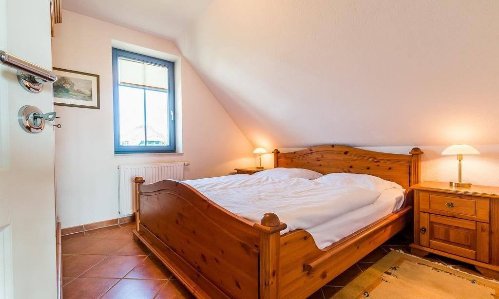 Schlafzimmer mit Doppelbett und Fenster