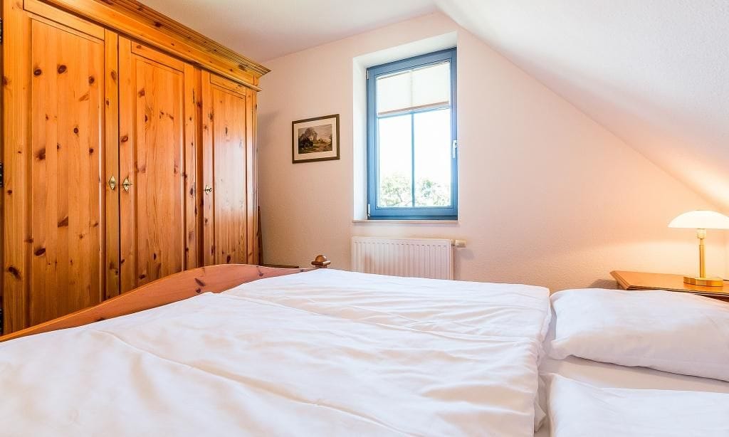 Helles Schlafzimmer mit Doppelbett und Kleiderschrank