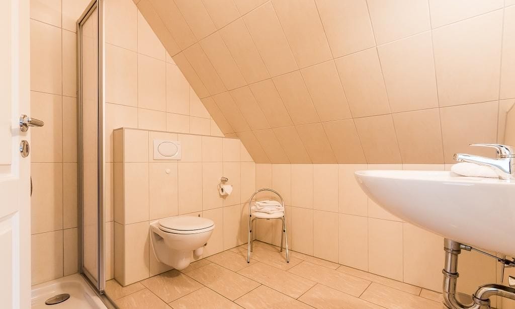 Badezimmer mit Dusche und Waschbecken