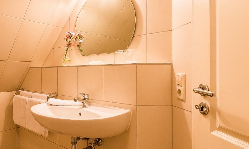 Modernes Badezimmer mit Waschbecken und Spiegel