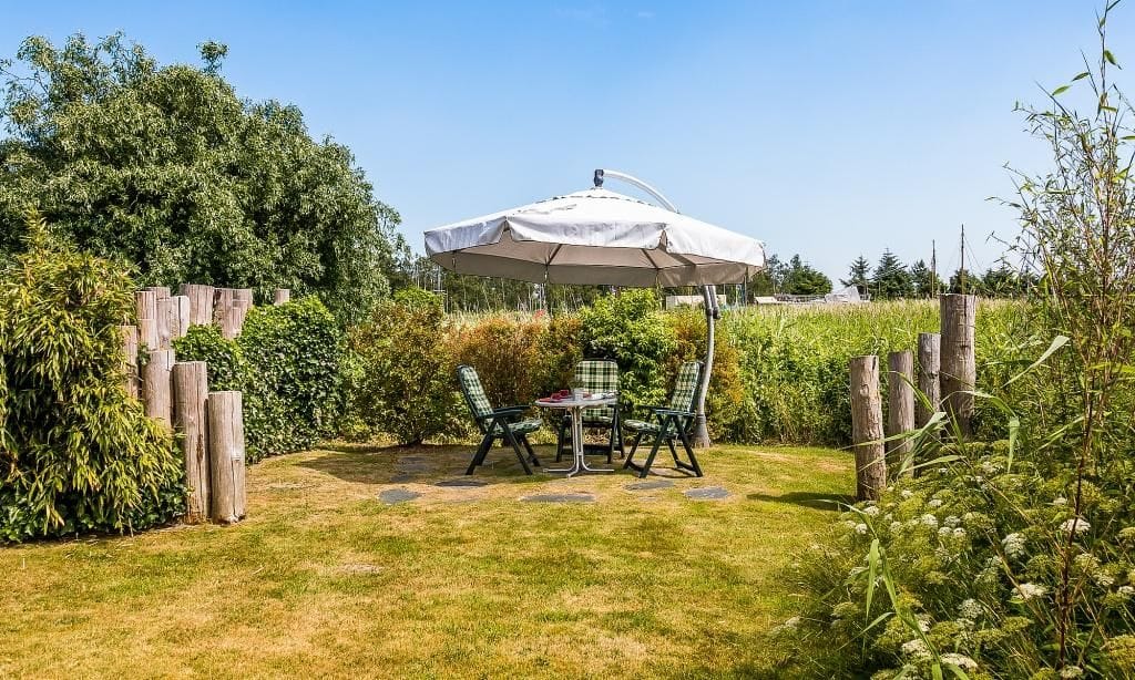 Terrasse mit Tisch und Stühlen