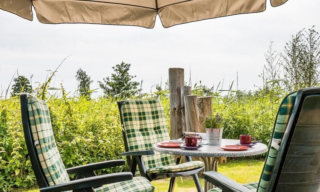 Terrasse mit gemütlichen Stühlen und Tisch