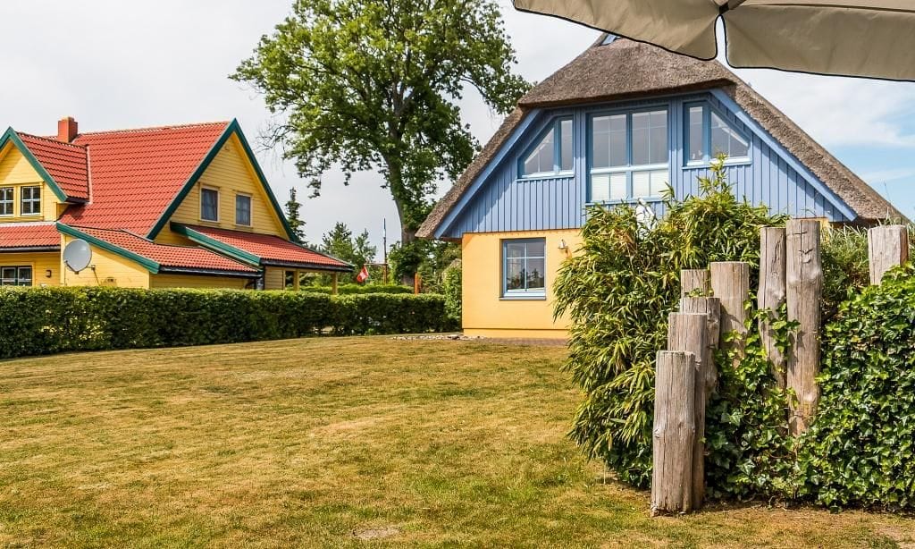 Farbefrohe Ferienhäuser in einem Garten