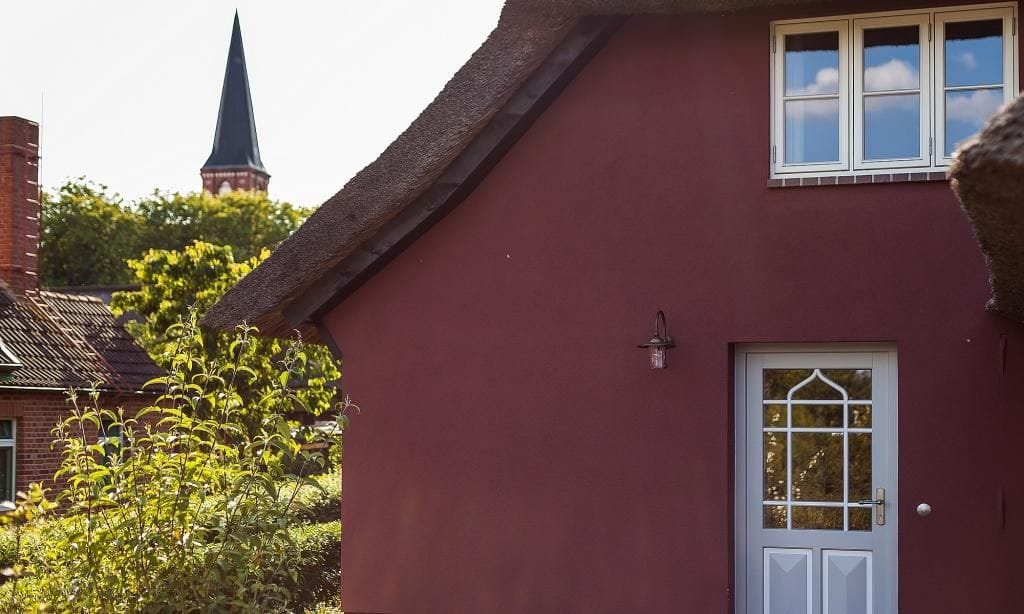 Außenansicht eines charmanten roten Hauses