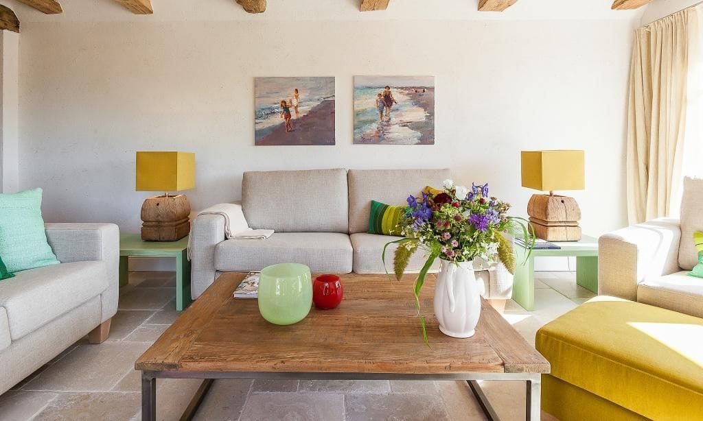 Heller Wohnbereich mit modernen Sofas