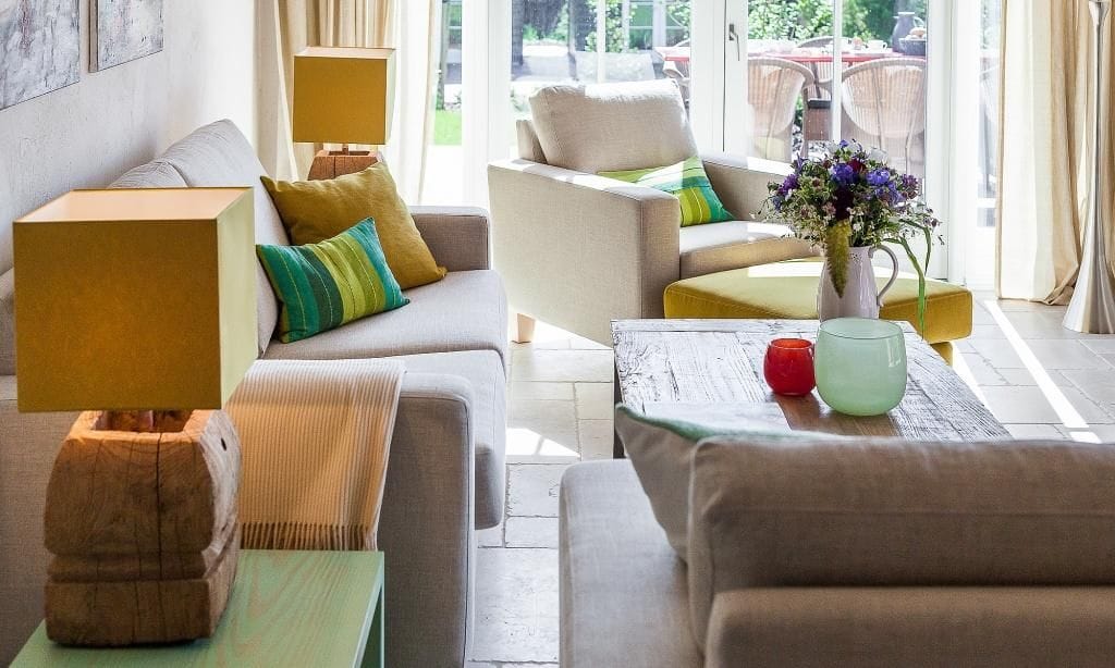 Heller Wohnraum mit Sofas und Couchtisch