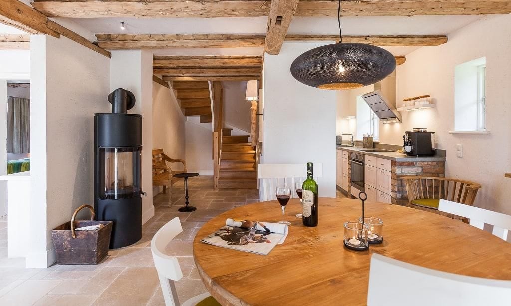 Moderne Küche mit Esstisch und Kamin