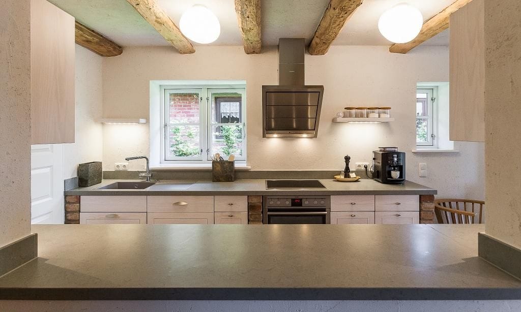 Moderne Küche mit Holzdecken und Fenstern