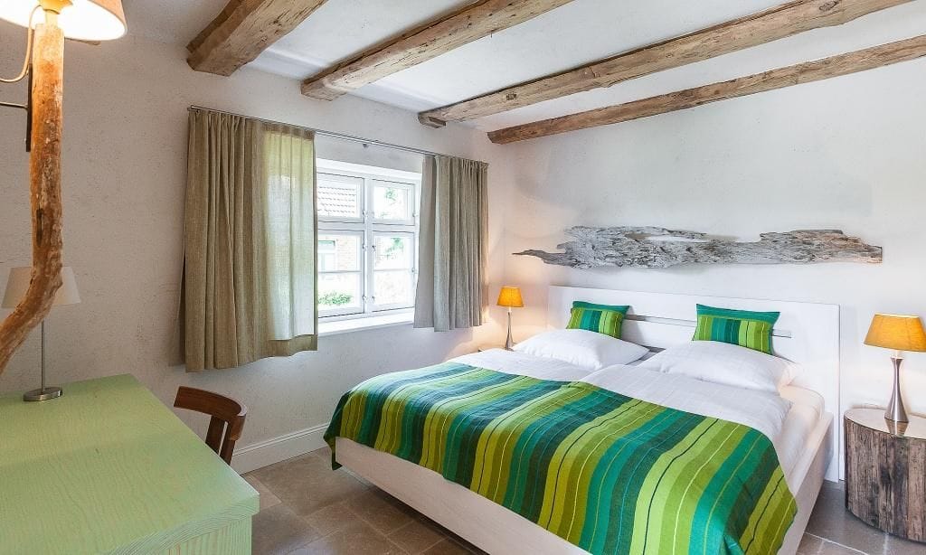 Gemütliches Schlafzimmer mit Doppelbett und Holzdecke
