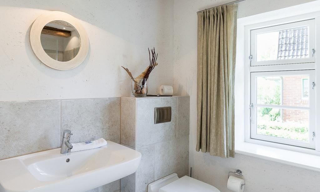 Helles Badezimmer mit Waschbecken und Fenster