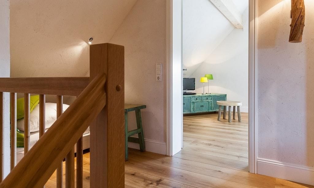 Helles Wohnzimmer mit Fernseher und Tisch