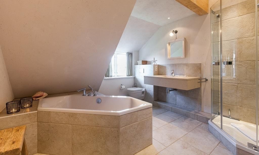 Modernes Badezimmer mit Badewanne und Dusche